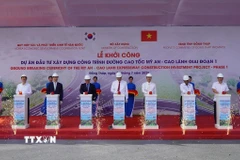 Đại biểu thực hiện nghi thức khởi công dự án đầu tư xây dựng công trình đường cao tốc Mỹ An-Cao Lãnh giai đoạn 1. (Ảnh: Nhựt An/TTXVN)