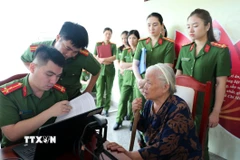 Công an tỉnh Thanh Hóa đã phối hợp với các đơn vị liên quan tiến hành thu nhận mẫu ADN đối với 100 thân nhân liệt sỹ của phường Hạc Thành, tỉnh Thanh Hóa. (Ảnh: Nguyễn Nam/TTXVN)