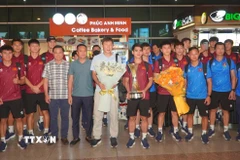 Đội tuyển U23 Việt Nam và Cúp vô địch đã về tới Thành phố Hồ Chí Minh. (Ảnh: Trung Tuyến/TTXVN)