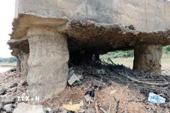 Nước Sông Lô cạn khiến nhiều trụ cầu lộ rõ các cọc móng. (Ảnh: Tạ Toàn/TTXVN)