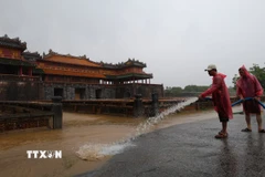 Trung tâm Bảo tồn di tích Cố đô Huế huy động cán bộ, nhân viên dọn dẹp vệ sinh tại khu vực Đại Nội Huế khi nước lũ rút, sẵn sàng mở cửa đón du khách tham quan trở lại khi điều kiện cho phép. (Ảnh: Đỗ Trưởng/TTXVN)