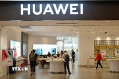 Một cửa hàng của Huawei tại trung tâm thương mại ở Thượng Hải, Trung Quốc. (Ảnh: AFP/TTXVN)