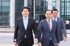 Chủ tịch nước Lương Cường tại sân bay quốc tế Nội Bài, lên đường dự Tuần lễ Cấp cao APEC lần thứ 32 và làm việc song phương tại Hàn Quốc. (Ảnh: Lâm Khánh/TTXVN)