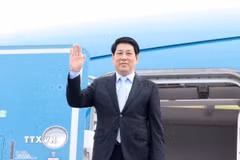 Chủ tịch nước Lương Cường tại sân bay quốc tế Nội Bài, lên đường dự Tuần lễ Cấp cao APEC lần thứ 32 và làm việc song phương tại Hàn Quốc. (Ảnh: Lâm Khánh/TTXVN)