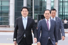 Chủ tịch nước Lương Cường tại sân bay quốc tế Nội Bài, lên đường dự Tuần lễ Cấp cao APEC lần thứ 32 và làm việc song phương tại Hàn Quốc. (Ảnh: Lâm Khánh/TTXVN)