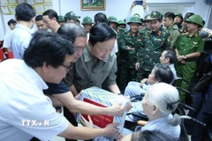 Phó Thủ tướng Trần Hồng Hà thăm, tặng quà người bệnh ở Bệnh viện Phục hồi chức năng. (Ảnh: Võ Dũng/TTXVN)