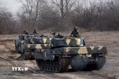 Xe tăng Leopard 2A4 của Đức tham gia tập trận gần Tata, Hungary. (Ảnh: Reuters/TTXVN)