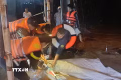 Nhờ sự ứng phó kịp thời và đồng bộ của chính quyền hai xã, khu vực nguy hiểm đã nhanh chóng được kiểm soát, đảm bảo không có thêm thiệt hại đáng tiếc nào về người xảy ra trong đêm. (Ảnh: TTXVN phát)
