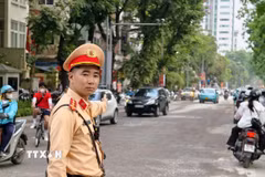 Lực lượng chức năng tổ chức phân luồng từ xa, hướng dẫn các phương tiện lớn chủ động lựa chọn lộ trình phù hợp. (Ảnh: Hùng Mạnh/TTXVN)