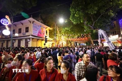 Hàng nghìn tăng ni, Phật tử và người dân xếp nhiều hàng dài trên phố Quán Sứ (Hà Nội) chờ được chiêm bái xá lợi Đức Phật. (Ảnh: Minh Đức/TTXVN)