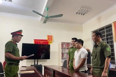 Cơ quan Cảnh sát Điều tra Công an tỉnh Sơn La thi hành lệnh bắt bị can Nguyễn Văn Khiêm để tạm giam. (Ảnh: Công an cung cấp)