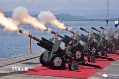 Lễ bàn giao tàu khu trục Choe Hyon ở thành phố cảng Nampho, Triều Tiên. (Ảnh: YONHAP/TTXVN)