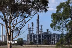 Một nhà máy lọc dầu ở Geelong, Australia. (Ảnh: THX/TTXVN)