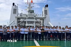 Đại diện Cảnh sát biển Việt Nam và Cơ quan thực thi hàng hải Malaysia (MMEA) bang Pahang chụp ảnh kỷ niệm theo truyền thống ASEAN trên boong tàu CSB 8005. (Ảnh: Bùi Hoàn/TTXVN)