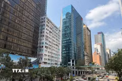 Do mật độ dân số đông, giá nhà ở Hong Kong luôn thuộc hàng đắt đỏ nhất thế giới. (Ảnh: Mạc Luyện/TTXVN)