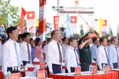 Tổng Bí thư, Chủ tịch nước Tô Lâm và các đại biểu dự Lễ Thượng cờ "Thống nhất non sông" năm 2026. (Ảnh: Thống Nhất/TTXVN)