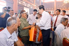 Chủ tịch Quốc hội Trần Thanh Mẫn tặng quà thương binh, bệnh binh và người có công của tỉnh An Giang. (Ảnh: Doãn Tấn/TTXVN)