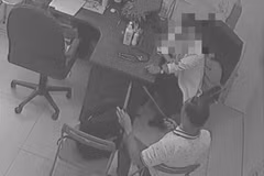 Nam bác sỹ lấy hung khí từ balô ra tấn công đồng nghiệp. (Ảnh cắt từ clip)