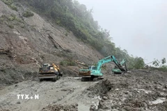 Tuyến đường tại Quảng Ngãi sạt lở lớn khiến giao thông bị ách tắc hoàn toàn. (Ảnh: Cao Nguyên/TTXVN)