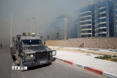 Khói bốc lên sau vụ một số quả rocket được bắn từ Dải Gaza sang Sderot, miền nam Israel, ngày 2/5/2023. (Ảnh: THX/TTXVN)