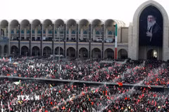 Hàng chục nghìn người dân Iran tập trung tại Đại giáo đường Imam Khomeini Mosalla ở Tehran để dự Lễ tang Đại giáo chủ Ali Khamenei. (Ảnh: Anadolu Agency/TTXVN)