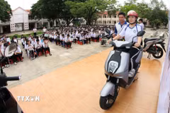 Hướng dẫn kỹ năng lái xe gắn máy an toàn cho học sinh Trung học phổ thông. (Ảnh: Duy Khương/TTXVN)