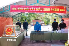 Công tác lấy mẫu ADN hài cốt liệt sỹ được thực hiện tại Nghĩa trang liệt sỹ Khánh Vĩnh (tỉnh Khánh Hòa). (Ảnh: TTXVN phát)