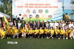 Ban tổ chức giải, các vị khách mời và các cầu thủ tham gia giải chụp ảnh lưu niệm. (Ảnh: Trần Hải/TTXVN)