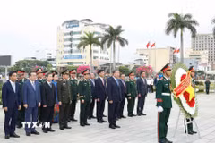 Tổng Bí thư, Chủ tịch nước Tô Lâm, Bí thư Quân ủy Trung ương, cùng Đoàn công tác của Trung ương dâng hoa, dâng hương tưởng niệm các Anh hùng liệt sỹ tại Đài tưởng niệm thành phố Đà Nẵng. (Ảnh: Thống Nhất/TTXVN)