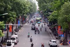 Dưới tiết trời mát mẻ và giao thông thông thoáng rất thích hợp cho người dân đi chơi trong kỳ nghỉ lễ. (Ảnh: Phạm Kiên/TTXVN)