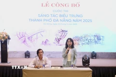 Phó Giám đốc Sở Văn hóa, Thể thao và Du lịch Nguyễn Thị Hội An chia sẻ các thông tin về cuộc thi. (Ảnh: Trần Lê Lâm/TTXVN)