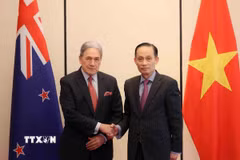 Bộ trưởng Bộ Ngoại giao Lê Hoài Trung đón Bộ trưởng Ngoại giao New Zealand Winston Peters. (Ảnh: An Đăng/TTXVN)