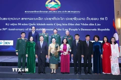 Đại biểu chụp ảnh chung tại chiêu đãi. (Ảnh: Phương Hoa/TTXVN)