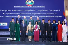 Đại biểu chụp ảnh chung tại chiêu đãi. (Ảnh: Phương Hoa/TTXVN)