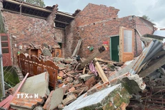 Một ngôi nhà trong xóm Lớn, thôn Vĩnh Xuân, xã Tuy An Tây, tỉnh Đắk Lắk đổ sập do sụt lún đất đồi. (Ảnh: Tường Quân/TTXVN)