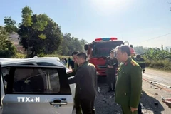 Lãnh đạo Công an tỉnh Lạng Sơn trực tiếp chỉ đạo công tác điều tra làm rõ nguyên nhân vụ tai nạn tại hiện trường. (Ảnh: TTXVN phát)