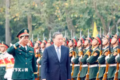 Tổng Bí thư, Chủ tịch nước Tô Lâm, Bí thư Quân ủy Trung ương, dự Lễ đón nhận Danh hiệu Anh hùng Lực lượng vũ trang nhân dân của Quân khu 1. (Ảnh: Thống Nhất/TTXVN)
