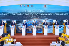 Thủ tướng Lê Minh Hưng và các đại biểu khởi công Dự án tuyến đường sắt tốc độ cao Hà Nội-Quảng Ninh. (Ảnh: Dương Giang/TTXVN)