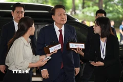 Cựu Tổng thống Hàn Quốc Yoon Suk Yeol tới phiên điều trần của nhóm công tố viên đặc biệt tại Seoul, ngày 28/6. (Ảnh: YONHAP/TTXVN)