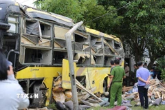 Hiện trường vụ tai nạn khiến 10 người tử vong tại Hà Tĩnh. (Ảnh: Hữu Quyết/TTXVN)