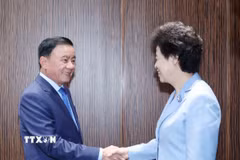 Thường trực Ban Bí thư Trần Cẩm Tú tiếp Phó Chủ tịch Chính hiệp Toàn quốc Trung Quốc Hàm Huy. (Ảnh: Phương Hoa/TTXVN)