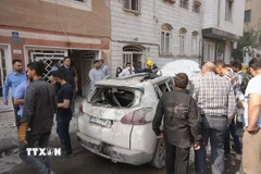 Phương tiện bị phá hủy sau cuộc không kích của Israel tại Tehran, Iran. (Ảnh: THX/TTXVN)