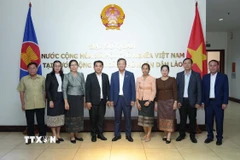 Đại sứ Việt Nam tại Lào Nguyễn Minh Tâm với các đại biểu cơ quan Thông tấn báo chí Lào. (Ảnh: Đỗ Bá Thành/TTXVN)