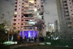 Tòa nhà bị hư hại sau cuộc tấn công tên lửa của Iran tại Petah Tikva, Israel. (Ảnh: THX/TTXVN)