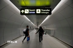 Biển chỉ hướng cho du khách đi vào khu vực Schengen tại sân bay quốc tế Henri Coanda, gần Bucharest, Romania. (Ảnh: THX/TTXVN)