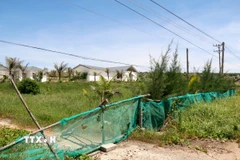 Một khu du lịch ven biển dọc theo đường ĐT719, xã Tân Thành, rào chắn tạm bợ và không hoạt động. (Ảnh: Nguyễn Thanh/TTXVN)