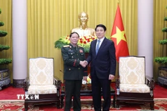 Chủ tịch nước Lương Cường tiếp Chủ nhiệm Tổng cục Chính trị Quân đội Nhân dân Lào Vongsone Inpanphim. (Ảnh: Lâm Khánh/TTXVN)