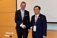 Phó Chủ tịch Quốc hội Lê Minh Hoan và Trưởng đoàn Nghị viện châu Âu Woute Beke. (Ảnh: TTXVN phát)