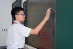 Học sinh sử dụng công nghệ hiện đại để làm bài tại phòng học số. (Ảnh: Văn Dũng/TTXVN)