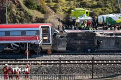 Hiện trường vụ tai nạn tàu hỏa tại Tây Ban Nha khiến ít nhất 39 người thiệt mạng và 159 người bị thương. (Ảnh: THX/TTXVN)